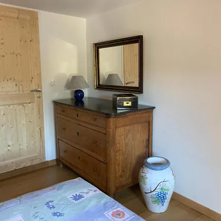 La Combe Aux Fees Bed & Breakfast *