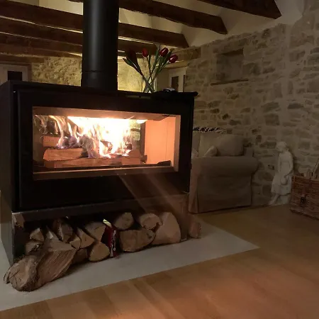 La Combe Aux Fees Bed & Breakfast